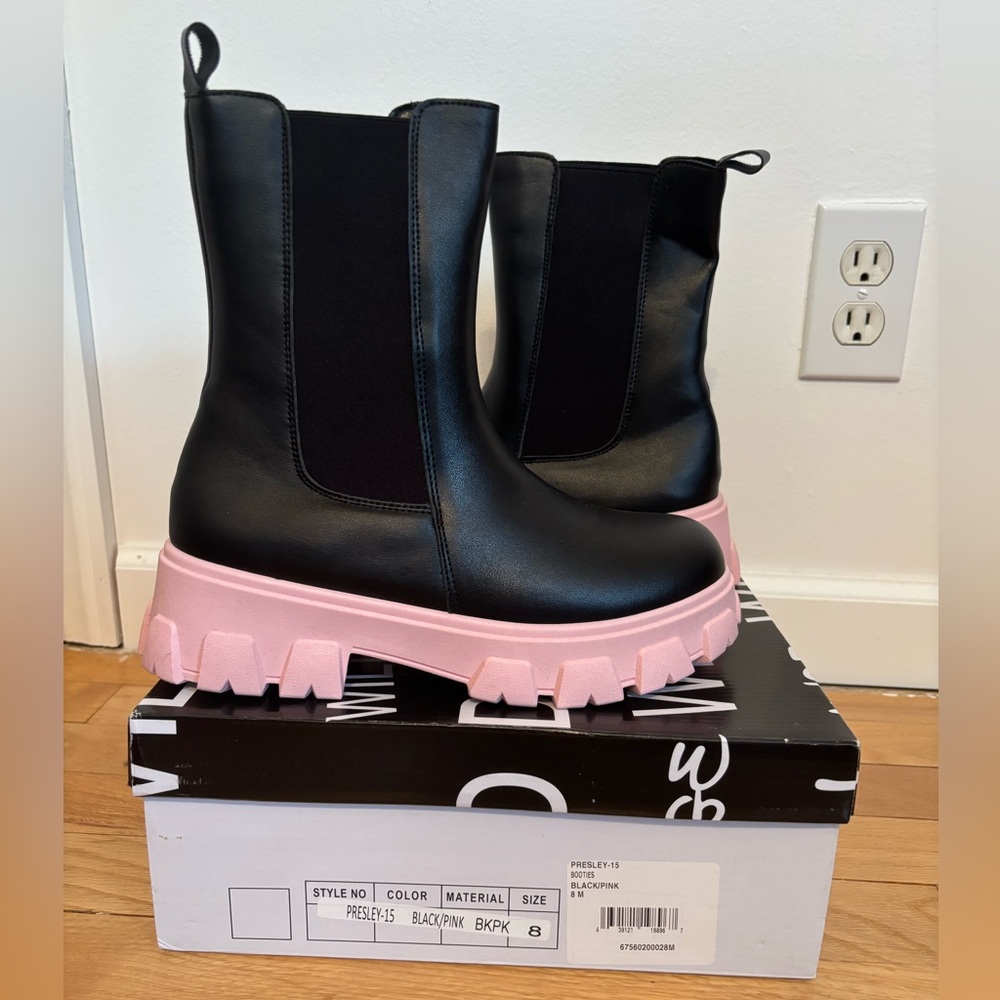 Black Wild Diva Leather Boots Women’s 8 never worn
Flexible!